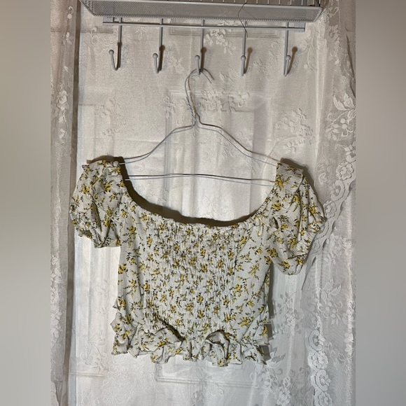 Women’s Size S FLORAL WHITE TOP - Picture 2 of 3